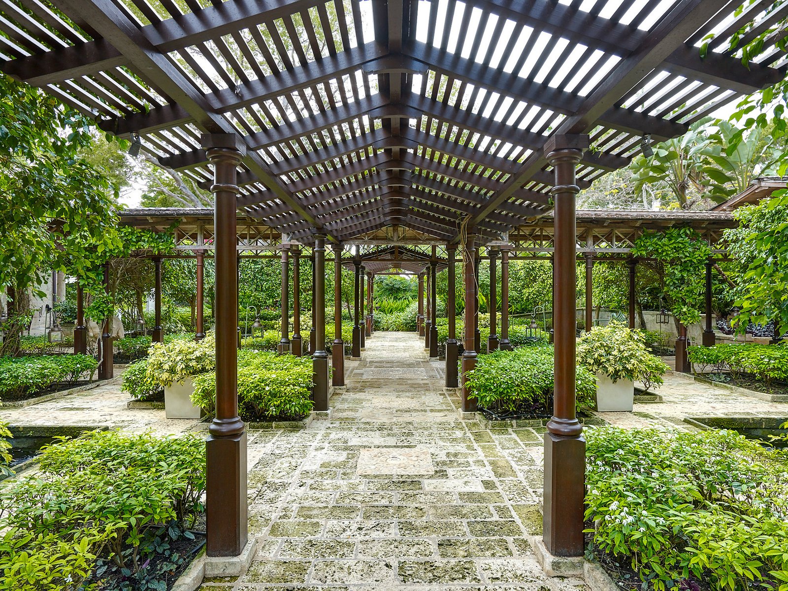 Laughing-Waters-022-Square-Garden