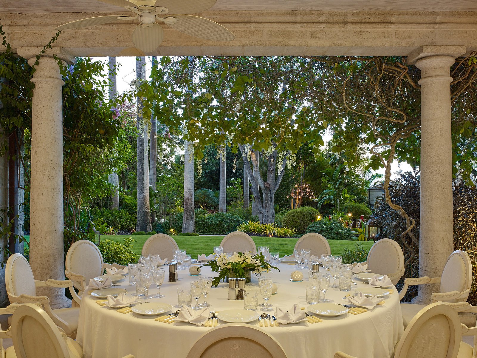 Laughing-Waters-023-Dining