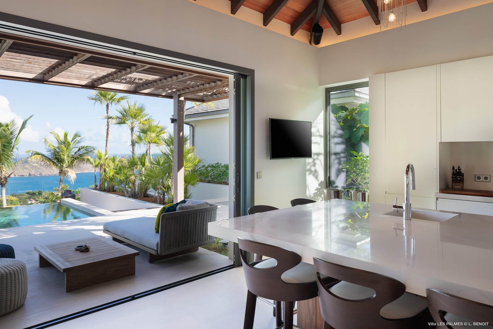 st-barth-villa-rental-VILLA-LES-PALMES-STBARTS-MYVILLAINSTBARTH-KITCHEN-DINING-AREA_3