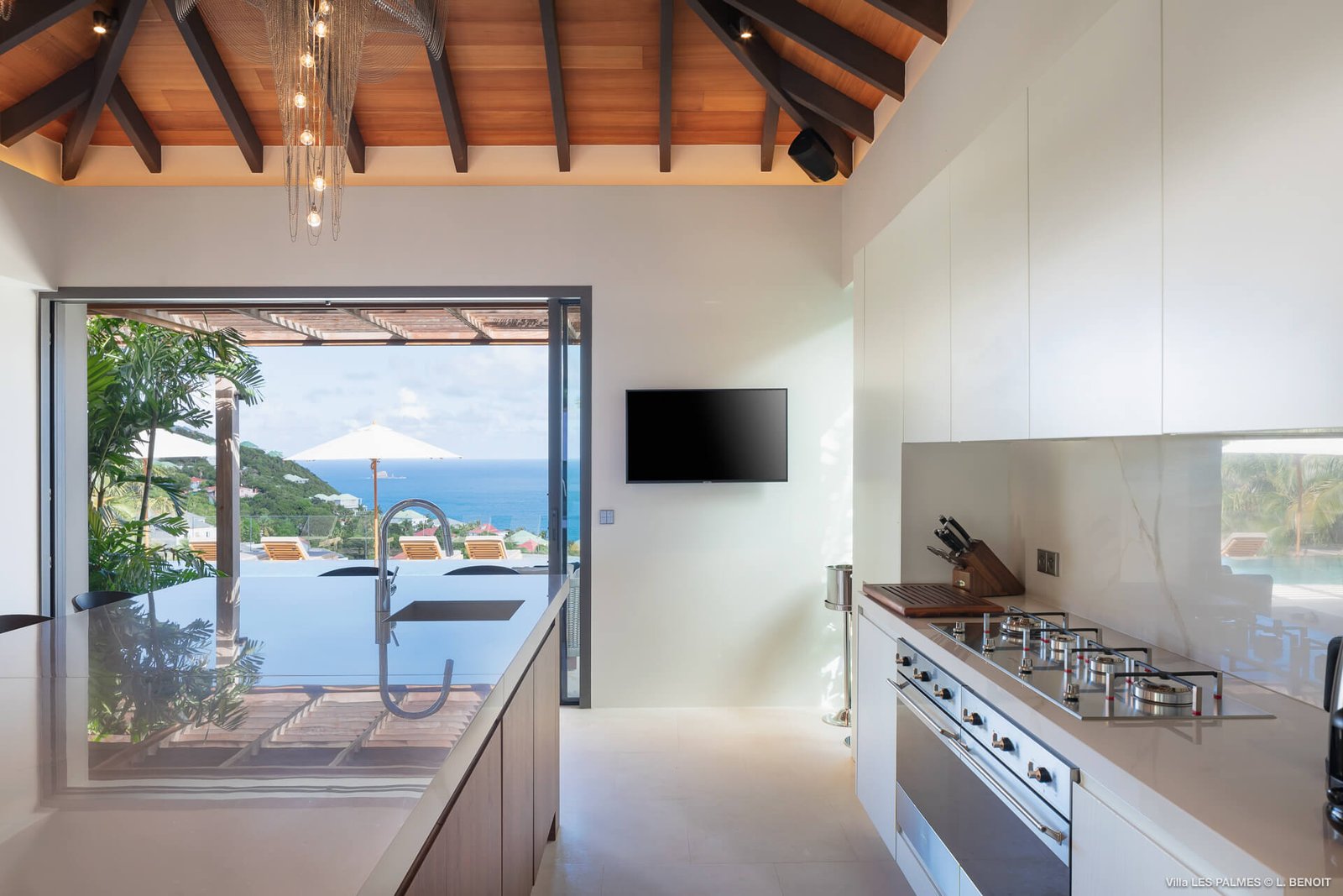 st-barth-villa-rental-VILLA-LES-PALMES-STBARTS-MYVILLAINSTBARTH-KITCHEN-DINING-AREA_4